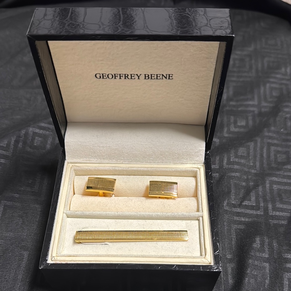 Geoffrey Beene Gold Cufflinks and Tie Bar Set